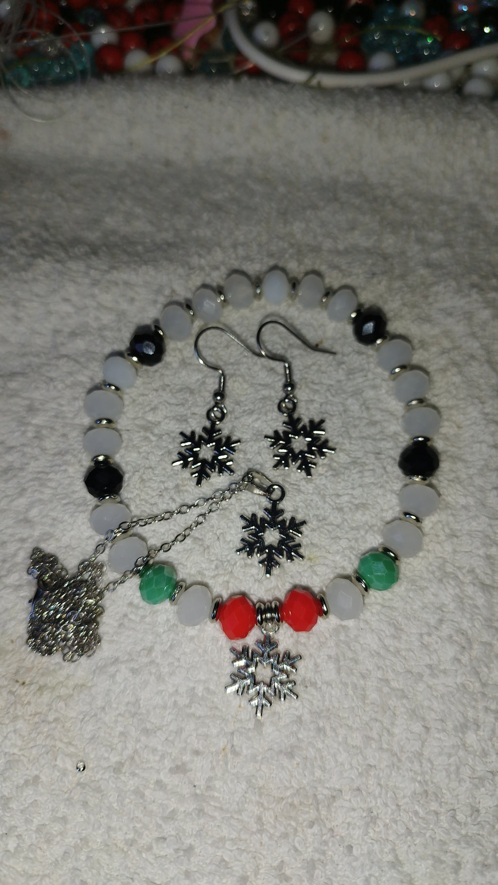 Tannenbaumzauber: Festliches Perlenarmband