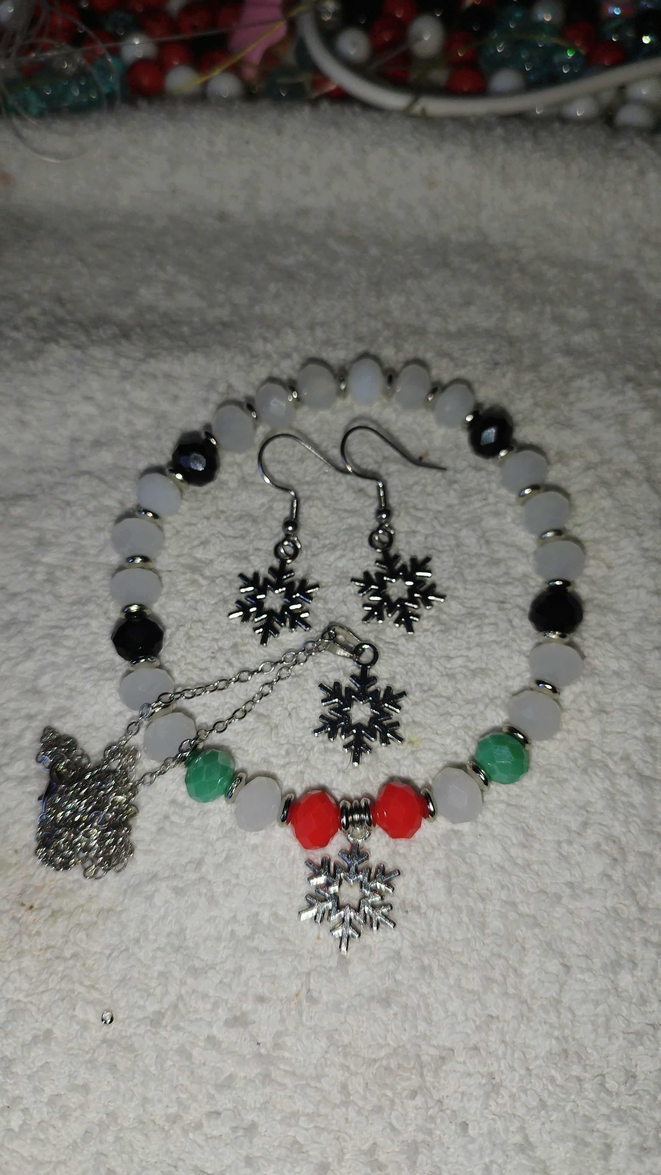 Tannenbaumzauber: Festliches Perlenarmband