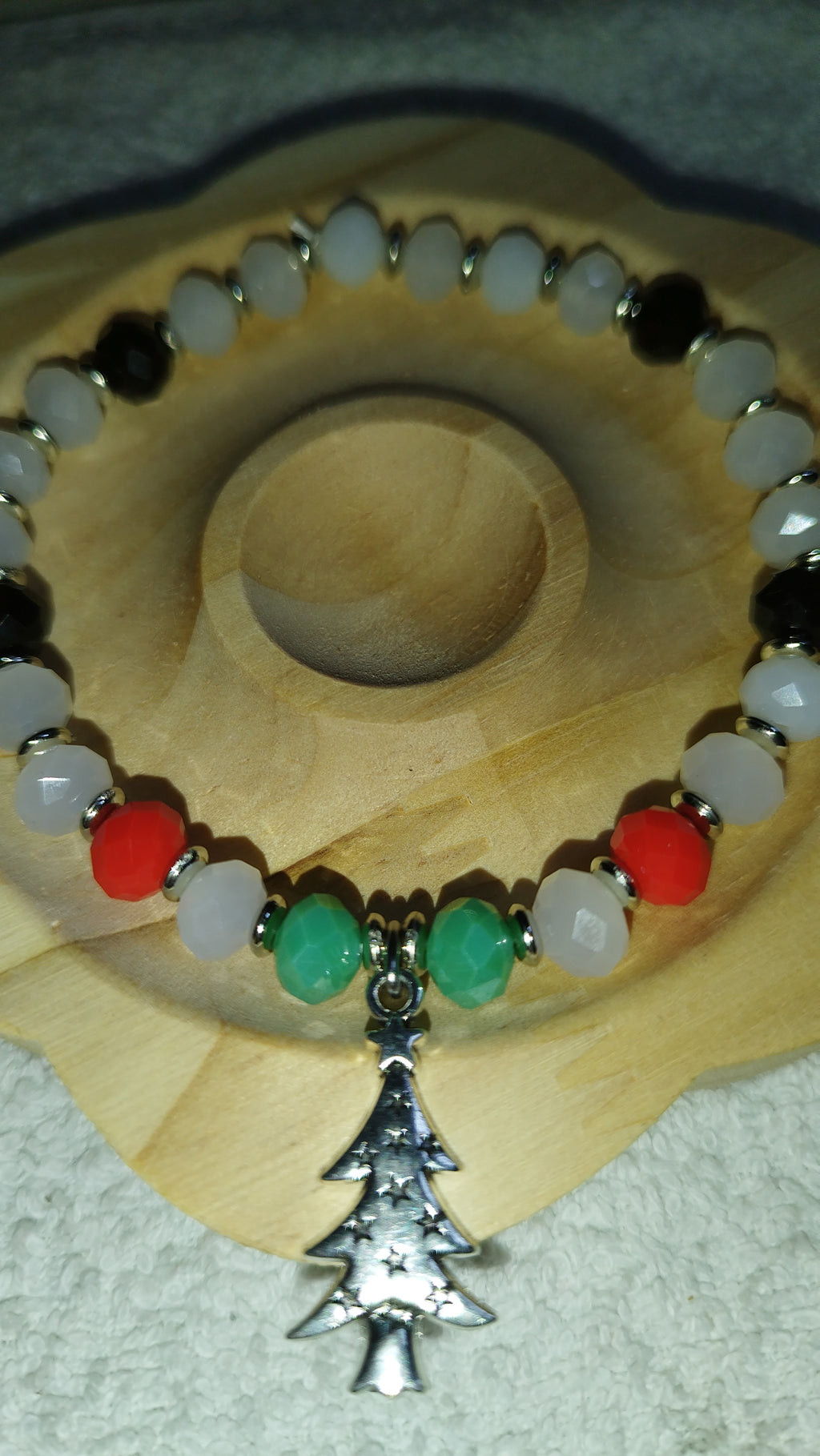 Tannenbaumzauber: Festliches Perlenarmband