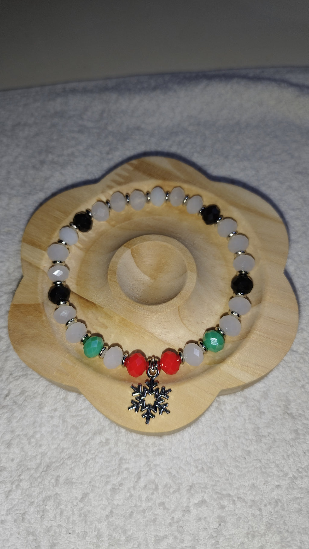 Schneeflockenzauber: Festlicher Armschmuck