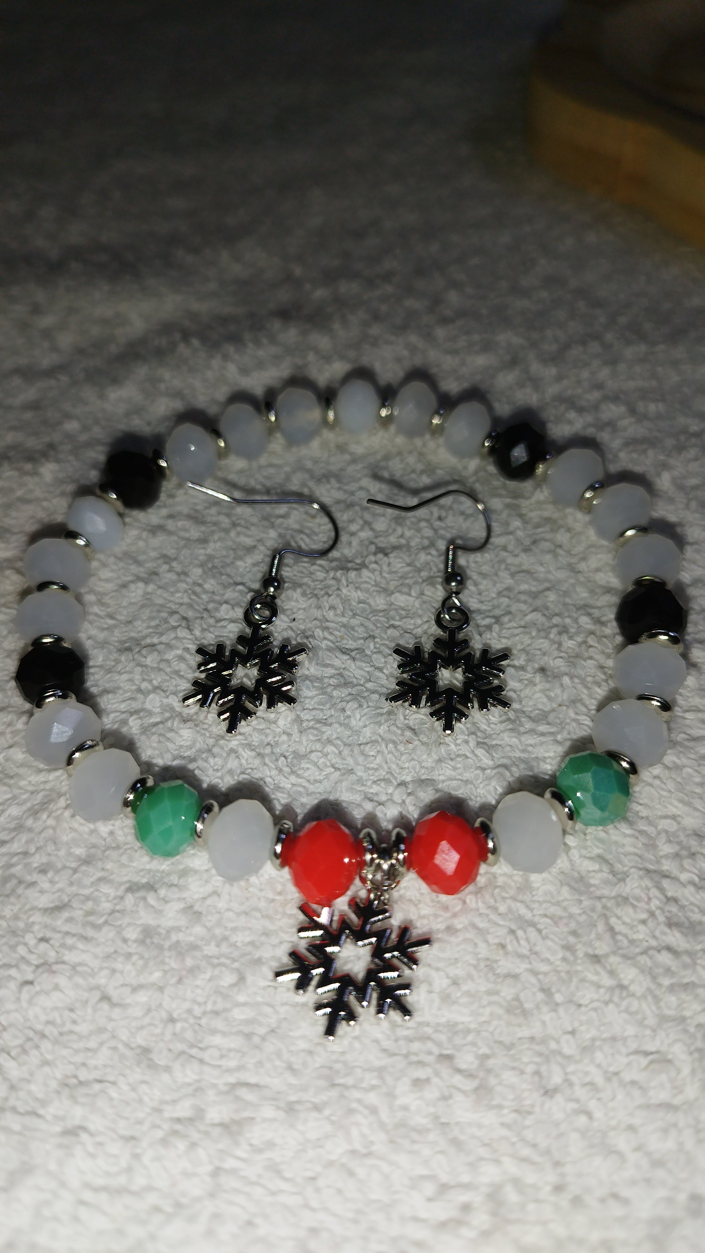 Schneeflockenzauber: Festlicher Armschmuck